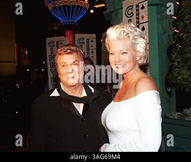 November 2000; Las Vegas, NV, USA; Schauspieler TONY CURTIS und seine Frau JILL bei der Eröffnung des Cinevegas International Film Festival 2000. (Bild: Mike Valdez/ZUMAPRESS.com) Stockfoto