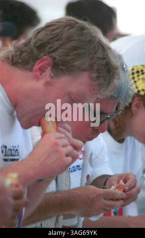 Juni 2001; Las Vegas, NV, USA; konkurrenzfähige Hot Dog Esser aus der ganzen Nation trafen sich in Las Vegas zusammen, um einen Platz beim International Hot Dog Eating Contest 2001 am 4. Juli im 'Nathan's Famous' in Coney Island zu gewinnen. (Bild: Mike Valdez/ZUMAPRESS.com) Stockfoto
