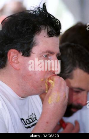 Juni 2001; Las Vegas, NV, USA; konkurrenzfähige Hot Dog Esser aus der ganzen Nation trafen sich in Las Vegas zusammen, um einen Platz beim International Hot Dog Eating Contest 2001 am 4. Juli im 'Nathan's Famous' in Coney Island zu gewinnen. (Bild: Mike Valdez/ZUMAPRESS.com) Stockfoto