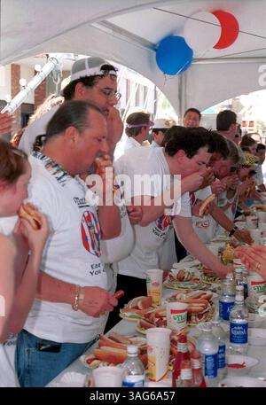 Juni 2001; Las Vegas, NV, USA; konkurrenzfähige Hot Dog Esser aus der ganzen Nation trafen sich in Las Vegas zusammen, um einen Platz beim International Hot Dog Eating Contest 2001 am 4. Juli im 'Nathan's Famous' in Coney Island zu gewinnen. (Bild: Mike Valdez/ZUMAPRESS.com) Stockfoto
