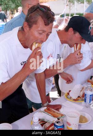 Juni 2001; Las Vegas, NV, USA; konkurrenzfähige Hot Dog Esser aus der ganzen Nation trafen sich in Las Vegas zusammen, um einen Platz beim International Hot Dog Eating Contest 2001 am 4. Juli im 'Nathan's Famous' in Coney Island zu gewinnen. (Bild: Mike Valdez/ZUMAPRESS.com) Stockfoto