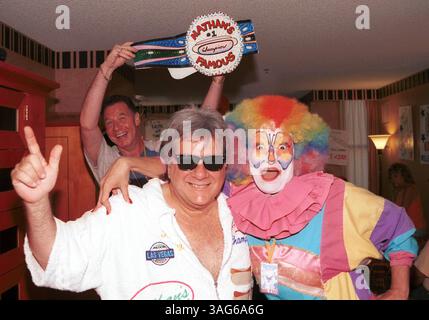 Juni 2001; Las Vegas, NV, USA; heutiger Gewinner: der in Brooklyn geborene KID CARY. Konkurrenzfähige Hot Dog Esser aus der ganzen Nation trafen sich in Las Vegas zusammen, um einen Platz beim International Hot Dog Eating Contest 2001 am 4. Juli im 'Nathan's Famous' in Coney Island zu gewinnen. (Bild: Mike Valdez/ZUMAPRESS.com) Stockfoto