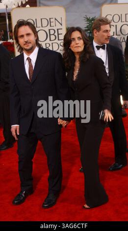 Januar 2002; Beverly Hills, CA, USA; Schauspielerin COURTENEY COX & Ehemann/Schauspieler DAVID ARQUETTE bei den 59. jährlichen Golden Globe Awards im Beverly Hilton Hotel. (Kreditbild: LoRa Voigt/ZUMAPRESS.com) Stockfoto