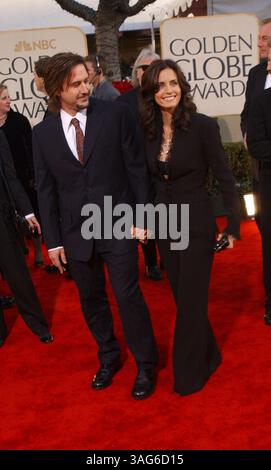 Januar 2002; Beverly Hills, CA, USA; Schauspielerin COURTENEY COX & Ehemann, Schauspieler DAVID ARQUETTE bei den 59. jährlichen Golden Globe Awards im Beverly Hilton Hotel. (Kreditbild: LoRa Voigt/ZUMAPRESS.com) Stockfoto