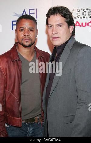 November 2005; Hollywood, CA, USA; SCHAUSPIELER CUBA GOODING JR. Und JULIO CESAR CEDILLO beim AFI Film Festival, der Vorstellung von "die drei Begräbnisse von Melquiades Estrada", die im ägyptischen Theater in Hollywood stattfand. (Kreditbild: Jerome Ware/ZUMAPRESS.com) Stockfoto