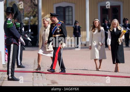 Oslo 20250408. Die isländische Präsidentin Halla Tómasdóttir (links) und ihr Ehemann Björn Skúlason werden am Dienstag von König Harald, Königin Sonja, Kronprinz Haakon, Kronprinzessin Mette-Marit (rechts), Prinzessin Ingrid Alexandra (rechts) und Prinzessin Astrid im Vogelzimmer des Schlosses in Oslo empfangen. Foto: Javad Parsa / NTB Credit: NTB/Alamy Live News Stockfoto