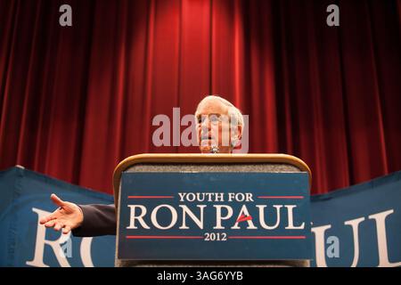 11. April 2012 – Fort Worth, TX, USA – Rep. Ron Paul spricht am Mittwoch, den 11. April 2012, im will Rodgers Memorial Center in Fort Worth, Texas, mit Wählern im Wahlkampf. Paul verbrachte 12 Legislaturperioden im Kongress und repräsentierte seinen Bezirk in Texas. (Bild: © Stephen A. Masker/Fort Worth Star-Telegram/MCT/ZUMAPRESS.com) Stockfoto