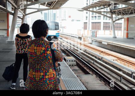 Der Skytrain fährt in Bangkok. Viele Menschen in Bangkok nutzten den Skytrain, um Zeit zu sparen. Stockfoto