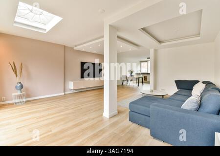 Ein stilvolles Wohnzimmer mit modernen Möbeln, eleganter Beleuchtung und offenem Layout für mehr Komfort und Ästhetik. Stockfoto
