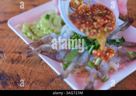 Shrimps in Fischsauce Premium Grade ist eine Meeresfrüchte-Ausstellung zum Verkauf auf dem thailändischen Street Food Market oder Restaurant in Bangkok Thailand Stockfoto