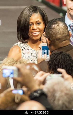 April 2012: Omaha, Nebraska, USA S - First Lady MICHELLE OBAMA begrüßt die Menge nach ihrer Rede. First Lady MICHELLE OBAMA sprach bei einem Benefizessen im Namen von Girls Inc. Im CenturyLink Center in Omaha, Nebraska. (Bild: © Steven Branscombe/ZUMApress.com) Stockfoto