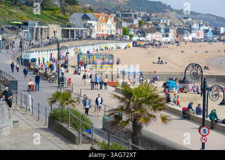 Lyme Regis, Dorset, Großbritannien. April 2025. Die lokalen Unternehmen waren frustriert über die möglichen Auswirkungen auf die Besucherzahlen des Seebades Lyme Regis während der Osterferien, da die South West Water Notarbeiten durchgeführt hat. Die Bauarbeiten haben die Uplyme Road vollständig geschlossen, eine der Hauptstraßen in die Stadt, die Chaos auf den lokalen Routen in die Stadt verursachte. Quelle: Celia McMahon/Alamy Live News Stockfoto