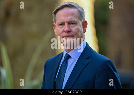 London, Großbritannien. April 2025. Comcast-Führungskräfte besuchen 10 Downing Street, um den Premierminister zu treffen. Es ist bekannt, dass dies vor einer großen Ankündigung über einen großen neuen Freizeitpark im Vereinigten Königreich liegt Michael Cavanagh, Präsident von Comcast Credit: Ian Davidson/Alamy Live News Stockfoto