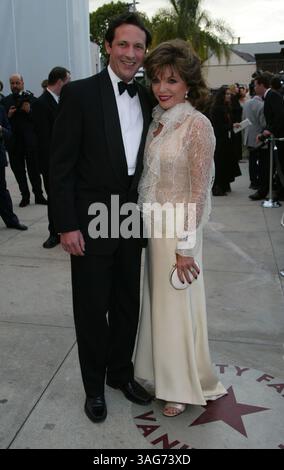 März 2002; Hollywood, CA, USA; Oscars 2002: Schauspielerin JOAN COLLINS und Ehemann PERCY GIBSON bei der 74. Annual Academy Awards Vanity Fair Party. (Kreditbild: SGN/ZUMAPRESS.com) Stockfoto