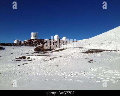 23. Dezember 2011 - Mauna Kea, Hawaii, USA - Schnee bedeckt die Spitze des Mauna Kea auf der Big Island von Hawaii. Der Mauna Kea ist 796 Meter hoch, aber vom Meeresgrund aus ist er mit 33.500ft der höchste Berg der Welt. Aufgrund seiner hohen Höhe, der trockenen Umgebung und der isolierten geografischen Lage ist der Gipfel des Mauna Kea einer der besten Orte der Welt für astronomische Beobachtungen. Seit der Errichtung einer Zufahrtsstraße im Jahr 1964 wurden auf dem Gipfel dreizehn Teleskope gebaut, die von elf Ländern finanziert wurden. (Kreditbild: © Julia Cumes/ZUMAPRESS.com) Stockfoto