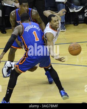 25. April 2012: Charlotte, NC, USA – Gerald Henderson, rechts von Charlotte Bobcats, wird am Donnerstag, 26. April 2012, von den New York Knicks' Amer'e Stoudemire (1) in der ersten Halbzeit in der Time Warner Cable Arena in Charlotte, North Carolina, gestürzt. (Kreditbild: © Robert Lahser/Charlotte Observer/MCT/ZUMAPRESS.com) Stockfoto