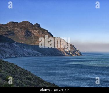 Chapmanâ 18. März 2011 - Westkap, Südafrika - der dramatische Gipfel Seaboardâ Africaâ erhebt sich 593 m (1946 ft) hoch auf der westlichen Seite des Atlantiks der Südkap-Halbinsel gegenüber der Hout Bay. (Bild: © Arnold Drapkin/ZUMAPRESS.com) Stockfoto