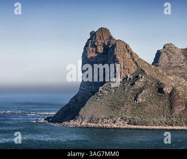 18. März 2011 - Hout Bay, Westkap, Südafrika - der Sentinel, die westliche Spitze von Hout Bayâ, der Wahrzeichen Berg, der den Eingang zur Bucht und ihren Hafen bewacht, auf der südlichen Kap-Halbinsel von Chapmanâ, fotografiert vom Peak Drive von Africaâ. (Bild: © Arnold Drapkin/ZUMAPRESS.com) Stockfoto