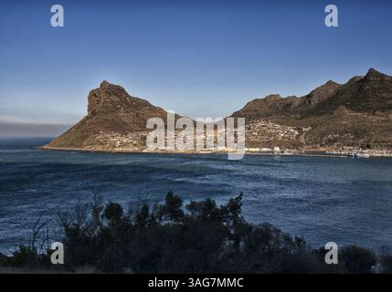 18. März 2011 - Hout Bay, Westkap, Südafrika - Hafen von Hout Bay, an der Atlantikküste der südlichen Kap-Halbinsel Africaâ, 20 km südlich von Kapstadt, fotografiert vom Peak Drive von Chapmanâ. Der Sentinel (links), ein Wahrzeichen Berg an seiner Westspitze, bewacht den Eingang zur Bucht und zum Hafen. (Bild: © Arnold Drapkin/ZUMAPRESS.com) Stockfoto