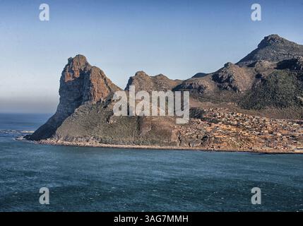 18. März 2011 - Hout Bay, Westkap, Südafrika - der Sentinel, die westliche Spitze von Hout Bayâ, der Wahrzeichen Berg, der den Eingang zur Bucht und ihren Hafen bewacht, auf der südlichen Kap-Halbinsel von Chapmanâ, fotografiert vom Peak Drive von Africaâ. (Bild: © Arnold Drapkin/ZUMAPRESS.com) Stockfoto
