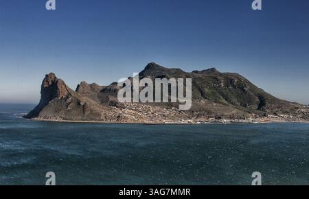 18. März 2011 - Hout Bay, Westkap, Südafrika - Hafen von Hout Bay, an der Atlantikküste der südlichen Kap-Halbinsel Africaâ, 20 km südlich von Kapstadt, fotografiert vom Peak Drive von Chapmanâ. Der Sentinel (links), ein Wahrzeichen Berg an seiner Westspitze, bewacht den Eingang zur Bucht und zum Hafen. (Bild: © Arnold Drapkin/ZUMAPRESS.com) Stockfoto