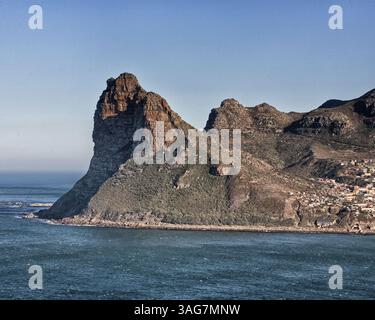 18. März 2011 - Hout Bay, Westkap, Südafrika - der Sentinel, die westliche Spitze von Hout Bayâ, der Wahrzeichen Berg, der den Eingang zur Bucht und ihren Hafen bewacht, auf der südlichen Kap-Halbinsel von Chapmanâ, fotografiert vom Peak Drive von Africaâ. (Bild: © Arnold Drapkin/ZUMAPRESS.com) Stockfoto