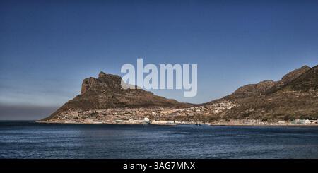 18. März 2011 - Hout Bay, Westkap, Südafrika - Hafen von Hout Bay, an der Atlantikküste der südlichen Kap-Halbinsel Africaâ, 20 km südlich von Kapstadt, fotografiert vom Peak Drive von Chapmanâ. Der Sentinel (links), ein Wahrzeichen Berg an seiner Westspitze, bewacht den Eingang zur Bucht und zum Hafen. (Bild: © Arnold Drapkin/ZUMAPRESS.com) Stockfoto