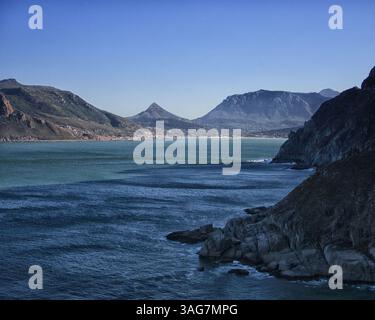 18. März 2011 - Hout Bay, Westkap, Südafrika - Hout Bay, an der Atlantikküste der südlichen Kap-Halbinsel Africaâ, 20 km südlich von Kapstadt, fotografiert vom Peak Drive von Chapmanâ. Der dreieckige Gipfel (Mitte) ist Little Lionâ™s Head. (Bild: © Arnold Drapkin/ZUMAPRESS.com) Stockfoto