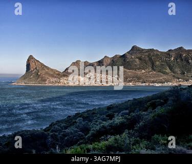 18. März 2011 - Hout Bay, Westkap, Südafrika - Hafen von Hout Bay, an der Atlantikküste der südlichen Kap-Halbinsel Africaâ, 20 km südlich von Kapstadt, fotografiert vom Peak Drive von Chapmanâ. Der Sentinel (links), ein Wahrzeichen Berg an seiner Westspitze, bewacht den Eingang zur Bucht und zum Hafen. (Bild: © Arnold Drapkin/ZUMAPRESS.com) Stockfoto
