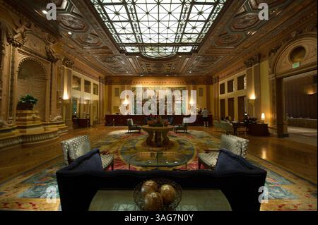 22. März 2012 - Los Angeles, CA, USA - die Lobby des Millennium Biltmore das berühmte Hotel in der Innenstadt von Los Angeles hat seine prunkvolle Retro-Opulenz bewahrt. Dieses Wahrzeichen VON LA war, der Legende nach, der letzte Ort, an dem die Schwarze Dahlia (auch bekannt als Elizabeth Short) 1947 vor ihrem grausamen Mord gesehen wurde. Das Los Angeles der 30er und 40er Jahre, wie es in seinen Noir Romanen und Filmen dargestellt wird, lebt in einer Tour de Noir weiter. (Bild: © Manny Crisostomo/Sacramento Bee/MCT/ZUMAPRESS.com) Stockfoto