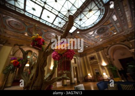 22. März 2012 - Los Angeles, CA, USA - die Lobby des Millennium Biltmore das berühmte Hotel in der Innenstadt von Los Angeles hat seine prunkvolle Retro-Opulenz bewahrt. Dieses Wahrzeichen VON LA war, der Legende nach, der letzte Ort, an dem die Schwarze Dahlia (auch bekannt als Elizabeth Short) 1947 vor ihrem grausamen Mord gesehen wurde. Das Los Angeles der 30er und 40er Jahre, wie es in seinen Noir Romanen und Filmen dargestellt wird, lebt in einer Tour de Noir weiter. (Bild: © Manny Crisostomo/Sacramento Bee/MCT/ZUMAPRESS.com) Stockfoto