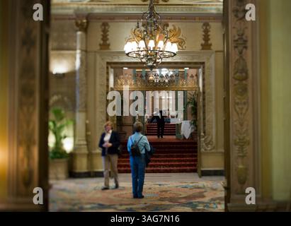 22. März 2012 - Los Angeles, CA, USA - die Lobby des Millennium Biltmore das berühmte Hotel in der Innenstadt von Los Angeles hat seine prunkvolle Retro-Opulenz bewahrt. Dieses Wahrzeichen VON LA war, der Legende nach, der letzte Ort, an dem die Schwarze Dahlia (auch bekannt als Elizabeth Short) 1947 vor ihrem grausamen Mord gesehen wurde. Das Los Angeles der 30er und 40er Jahre, wie es in seinen Noir Romanen und Filmen dargestellt wird, lebt in einer Tour de Noir weiter. (Bild: © Manny Crisostomo/Sacramento Bee/MCT/ZUMAPRESS.com) Stockfoto
