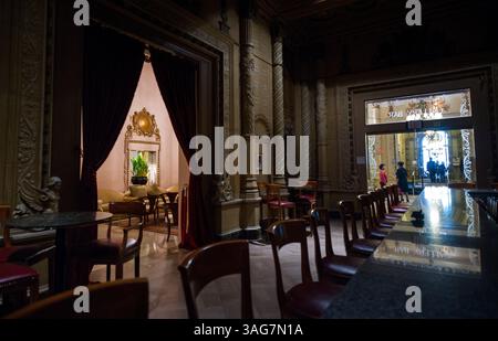 22. März 2012 - Los Angeles, CA, USA - The Gallery Bar im Millennium Biltmore das berühmte Hotel in der Innenstadt von Los Angeles hat seine prunkvolle Retro-Opulenz bewahrt. Dieses Wahrzeichen VON LA war, der Legende nach, der letzte Ort, an dem die Schwarze Dahlia (auch bekannt als Elizabeth Short) 1947 vor ihrem grausamen Mord gesehen wurde. Das Los Angeles der 30er und 40er Jahre, wie es in seinen Noir Romanen und Filmen dargestellt wird, lebt in einer Tour de Noir weiter. (Bild: © Manny Crisostomo/Sacramento Bee/MCT/ZUMAPRESS.com) Stockfoto