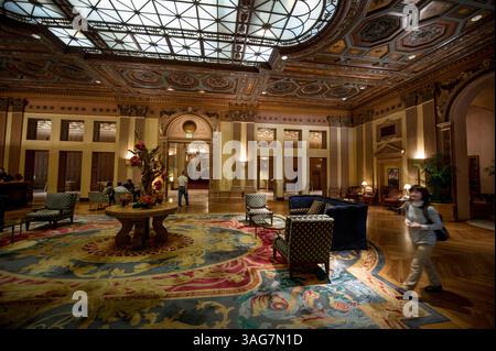22. März 2012 - Los Angeles, CA, USA - die Lobby des Millennium Biltmore das berühmte Hotel in der Innenstadt von Los Angeles hat seine prunkvolle Retro-Opulenz bewahrt. Dieses Wahrzeichen VON LA war, der Legende nach, der letzte Ort, an dem die Schwarze Dahlia (auch bekannt als Elizabeth Short) 1947 vor ihrem grausamen Mord gesehen wurde. Das Los Angeles der 30er und 40er Jahre, wie es in seinen Noir Romanen und Filmen dargestellt wird, lebt in einer Tour de Noir weiter. (Bild: © Manny Crisostomo/Sacramento Bee/MCT/ZUMAPRESS.com) Stockfoto