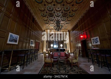 22. März 2012 - Los Angeles, CA, USA - The Gallery Bar im Millennium Biltmore das berühmte Hotel in der Innenstadt von Los Angeles hat seine prunkvolle Retro-Opulenz bewahrt. Dieses Wahrzeichen VON LA war, der Legende nach, der letzte Ort, an dem die Schwarze Dahlia (auch bekannt als Elizabeth Short) 1947 vor ihrem grausamen Mord gesehen wurde. Das Los Angeles der 30er und 40er Jahre, wie es in seinen Noir Romanen und Filmen dargestellt wird, lebt in einer Tour de Noir weiter. (Bild: © Manny Crisostomo/Sacramento Bee/MCT/ZUMAPRESS.com) Stockfoto