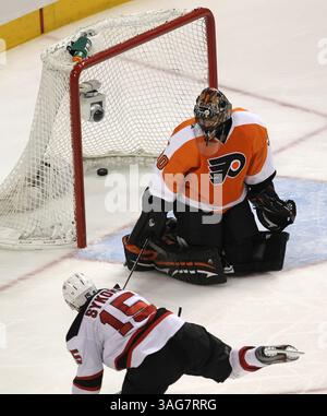 29. April 2012 - Philadelphia, PA, USA - der Philadelphia Flyers-Torist Ilya Bryzgalov wird im dritten Halbfinale des Spiels 1 im Wells Fargo Center in Philadelphia, Pennsylvania, am Sonntag, 29. April 2012 von den New Jersey Devils’ Petr Sykora (15) geschlagen. Die Flyers besiegten die Devils in Überstunden mit 4:3. (Bild: © Michael Bryant/Philadelphia Inquirer/MCT/ZUMAPRESS.com) Stockfoto