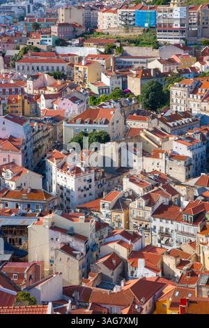 Blick aus der Vogelperspektive das farbenfrohe Lissabon ist eine Touristenattraktion mit seinen sieben Hügeln und verwinkelten Gassen und Fassaden, die mit Fliesen dekoriert sind Stockfoto
