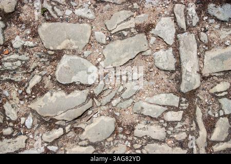 Ein alter Fußweg aus Granitblöcken und Steinen und Sand ein Bürgersteig in Portugal Stockfoto