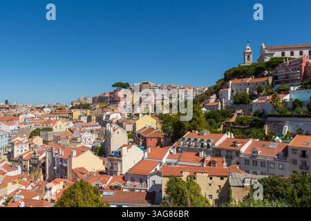 Farbenfrohe alte Gebäude mit roten Ziegeldächern in Lissabon, Portugal, zeigen den Charme und Charakter des historischen Stadtzentrums an einem sonnigen Tag. Stockfoto