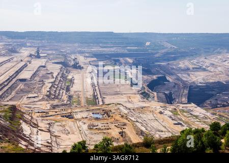 Blick auf das Bergwerk Hambach, ein riesiges Steinkohlebergwerk in Nordrhein-Westfalen, das von RWE betrieben und für den Braunkohlebergbau genutzt wird. Stockfoto