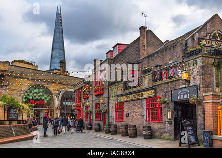 Der Anchor Bankside Pub mit festlichen Lichtern und The Shard im Blick. London, UK, 14. Januar 2024 Stockfoto