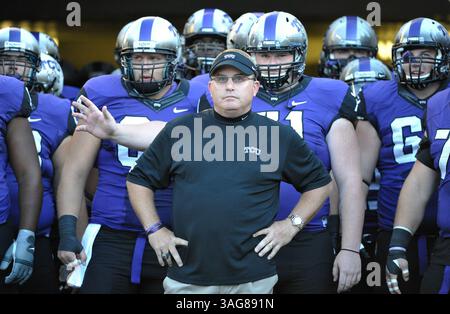 8. September 2012: Fort Worth, TX, USA - Texas Christian-Trainer Gary Patterson bereitet sich darauf vor, sein Team am Samstag, den 8. September 2012, im Amon G. Carter Stadium in Fort Worth, Texas, gegen Grambling State zu führen. (Kreditbild: © Max Faulkner/MCT/ZUMAPRESS.com) Stockfoto