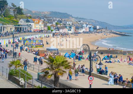 Lyme Regis, Dorset, Großbritannien. April 2025. Wetter in Großbritannien: Besucher, Einheimische und Urlauber genießen während der Schulferien die heiße Sonne im Badeort Lyme Regis. Quelle: Celia McMahon/Alamy Live News Stockfoto