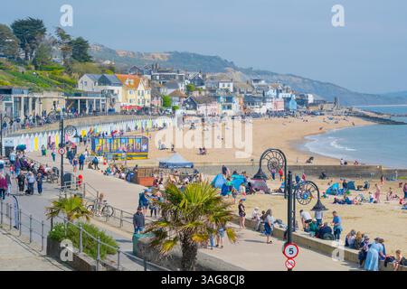 Lyme Regis, Dorset, Großbritannien. April 2025. Wetter in Großbritannien: Besucher, Einheimische und Urlauber genießen während der Schulferien die heiße Sonne im Badeort Lyme Regis. Quelle: Celia McMahon/Alamy Live News Stockfoto