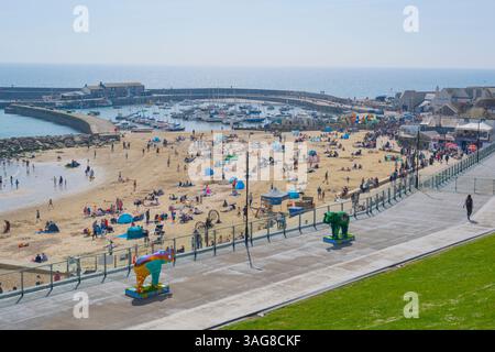 Lyme Regis, Dorset, Großbritannien. April 2025. Wetter in Großbritannien: Besucher, Einheimische und Urlauber genießen während der Schulferien die heiße Sonne im Badeort Lyme Regis. Quelle: Celia McMahon/Alamy Live News Stockfoto