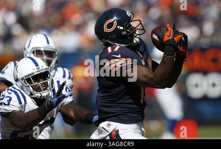 9. September 2012 – Chicago, IL, USA – Chicago Bears Wide Receiver Alshon Jeffery (17) holt im vierten Quartal einen Touchdown vor dem Defensivverteidiger Vontae Davis (23) der Indianapolis Colts im Soldier Field in Chicago, Illinois am Sonntag, 9. September 2012. Die Bären besiegten die Colts, 41-21. (Kreditbild: © Jose M. Osorio/MCT/ZUMAPRESS.com) Stockfoto