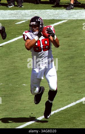 9. September 2012 – Kansas City, Missouri, Vereinigte Staaten von Amerika – Atlanta Falcons Tight End Tony Gonzalez (88) fängt in der ersten Halbzeit einen Pass. Die Falcons führen die Chiefs 20-17 im Arrowhead Stadium an. (Bild: © Jacob Paulsen/ZUMAPRESS.com) Stockfoto