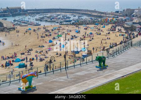 Lyme Regis, Dorset, Großbritannien. April 2025. Wetter in Großbritannien: Besucher, Einheimische und Urlauber genießen während der Schulferien die heiße Sonne im Badeort Lyme Regis. Quelle: Celia McMahon/Alamy Live News Stockfoto