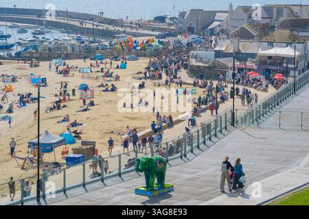 Lyme Regis, Dorset, Großbritannien. April 2025. Wetter in Großbritannien: Besucher, Einheimische und Urlauber genießen während der Schulferien die heiße Sonne im Badeort Lyme Regis. Quelle: Celia McMahon/Alamy Live News Stockfoto