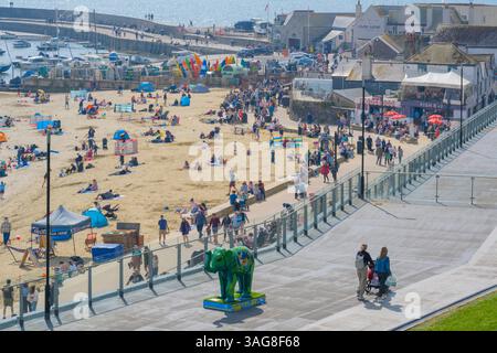 Lyme Regis, Dorset, Großbritannien. April 2025. Wetter in Großbritannien: Besucher, Einheimische und Urlauber genießen während der Schulferien die heiße Sonne im Badeort Lyme Regis. Quelle: Celia McMahon/Alamy Live News Stockfoto
